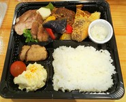 きらきらポークと牛ステーキをメインにお惣菜がたっぷり乗った人気商品。お米は故郷秋田県三種町産あきたこまちを使用。