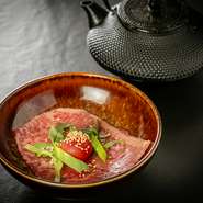 高級焼肉の新たな魅力をお届けするため、韓国の焼肉とは異なる、日本の食文化としての焼肉を披露。和牛専門の老舗店【日山】の目利きによる黒毛和牛雌牛を使った、オリジナリティあふれる料理の数々を堪能できます。