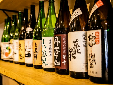 モツ料理を肴に味わいたい、日本各地から厳選した純米酒