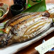 北海道釧路産の、脂がのって旨みたっぷりの柳カレイの干し魚を焼き上げました。通常は淡泊な味のカレイですが、釧路産の柳カレイは甘みのある奥深い味わい。日本酒と一緒に楽しんではいかがでしょうか。