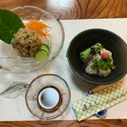 日本酒に合う一品料理を取りそろえています。『なめろう』や『白子』『白身魚の唐揚げ』など、その日の仕入れ状況により多彩な料理を用意します。お酒の供にぴったりです。