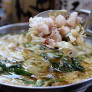 もつとキャベツでボリュームたっぷりの『もつ鍋』。くさみの少ないもつは食べやすく、本場博多で研究した味は、九州から来られた方に「本場の味」とお墨付きをいただけるほど。〆の太めのラーメンは絶品です。