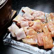 伊達鶏、会津地鶏、川俣シャモを盛り合わせた豪華メニュー。部位はモモ、ムネ、ササミの3種類で、それぞれに異なる味や食感を堪能できます。炭火で焼いた鶏肉はふっくらジューシーで、濃厚な旨みに感動！