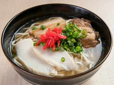 メイン料理の中で“1番人気”の定番メニュー『沖縄そば』
