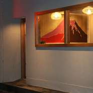 店内は温かみがあり落ち着ける雰囲気。暖色系の灯りに、一人から団体までシーンに合わせて選べる席や個室など、居心地が良くてついつい長居したくなります。ゆっくりとくつろぎたい時にぴったりのお店です。