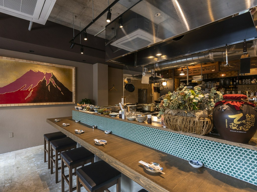 料理人との会話も楽しい。オープンキッチンのカウンター席