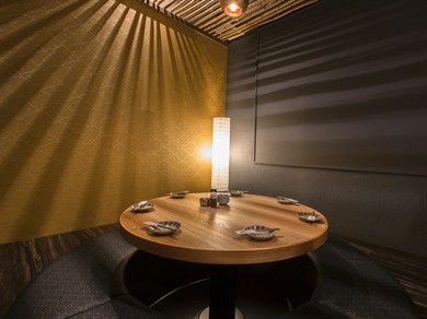 個室は接待など大切な場面にぴったり。掘りごたつの円卓で快適