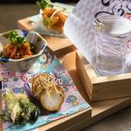 メニュー表にはあえて写真を載せていないため、料理が運ばれてきた時に想像を超えた驚きを楽しめます。本場・静岡の味を堪能できる『黒おでん』、丁寧に仕込んだ『鮮魚の盛り合わせ』など、味はどれも本格派です。