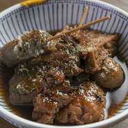 沖縄ではなかなか食べられない静岡名物『黒おでん』。オーナーが静岡で修業していたため、本場の味を楽しむことができます。鰹だしに醤油を加えた黒いスープと、上からかけられた味噌や魚粉がちょうど良い風味です。