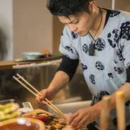 人との繋がりを大切にしている【愛衆酒場てっちゃん】。オープンキッチンになっているため、料理人から直接料理の説明を受けられ、会話も楽しむことができます。距離感が近く、アットホームで心地良い雰囲気です。