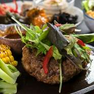 沖縄県の中部「うるま市」ののどかな環境で飼育された、沖縄県産黒毛和牛「山城牛」。一度食べたら病みつきになる肉が、ステーキやハンバーグで提供されています。また県産の野菜など、新鮮食材が使用されています。