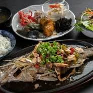 沖縄の食を発信する「うるマルシェ」内の食堂で、沖縄料理を体感