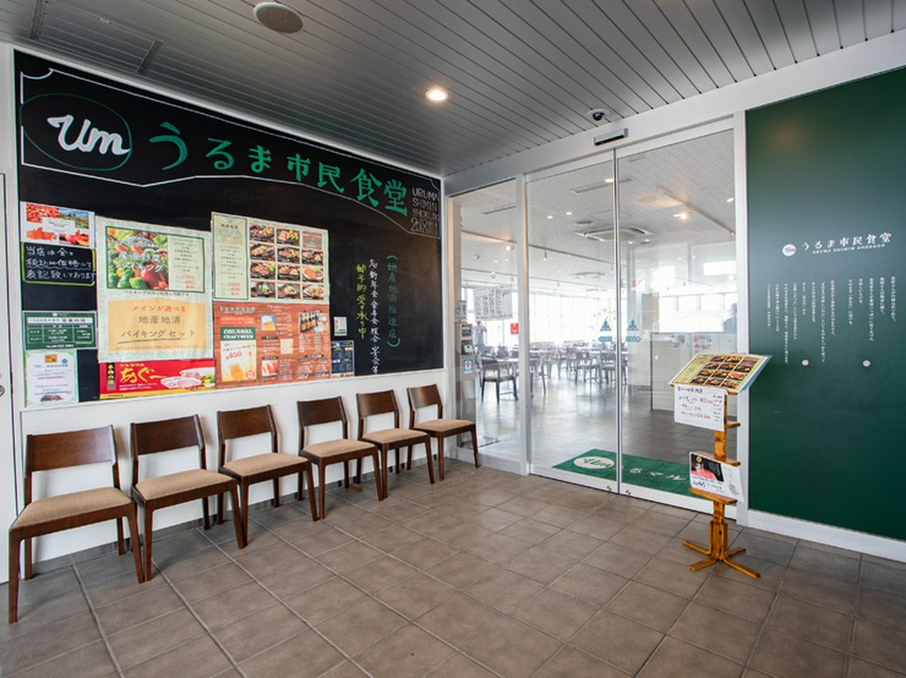 優しい光が差し込む、キレイな空間。ホッとくつろげる店
