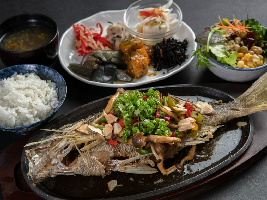 口いっぱいに広がる鮮魚の旨み。その日獲れた地魚をバター焼きに『県産地魚バター焼』