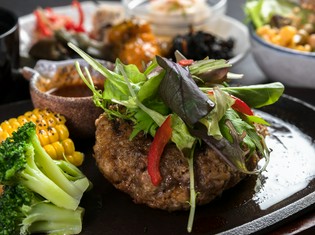 沖縄県産黒毛和牛「山城牛」をはじめ、県産の新鮮食材を使用