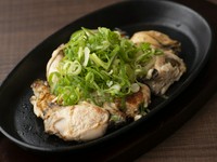 広島県宮島から直送される新鮮な牡蠣。焼いてもあまり身が縮まず、ぷりっぷりの食感を楽しめます。味付けは、コクのあるバターか、さっぱりとしたポン酢からチョイス。一年を通して楽しむことができます。