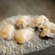 「牡蠣」は、身の入り具合がしっかりとしている広島産のものを使用しています。素材の良さを生かすため調理も味付けもシンプルに。蒸し焼きにし、バター、あるいはポン酢でいただきます。
