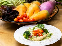 「安芸の山里農園　はなあふ」で生産された旬の野菜を中心に仕入れています。種類が揃わないときはほかから仕入れることもありますが、「有機・無農薬野菜」であることは必須条件となっています。