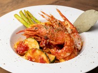 海の恵みをたっぷりと。濃厚ソースで贅沢な一皿『ズワイガニと赤海老の濃厚トマトパスタ』