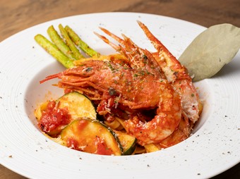 海の恵みをたっぷりと。濃厚ソースで贅沢な一皿『ズワイガニと赤海老の濃厚トマトパスタ』