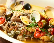 その日のおすすめのお魚を使いムール貝やお野菜の入った豪快なアクアパッツァ
出汁もおいしいのでスープを自家製パンに浸して食べるのがおススメ。