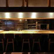 22時以降は日本酒バーのような使い方もでき、【魚料理あぎやお】の魅力をさらに体感できます。魚料理で締めくくりたい、飲みたりないなど2軒目使いにもお誂え向き。1階から取り寄せできる白ワインと和食を摘めます。