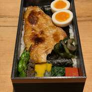 蒸したのどぐろを特製のタレでタレ焼きにしました。
土日のお昼限定のテイクアウトメニューになります。
完全予約制になりますので、ご予約毎週木曜日までに
お願い致します。