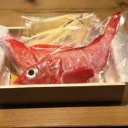 西京漬けや一夜干し、煮付け用のタレ付き鮮魚などを盛り合わせました。
発送または、店舗にて受け渡しどちらでも対応しております。
お渡しは、毎週月曜日と木曜日週2回になります。早めににお問い合わせください。