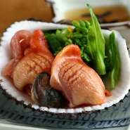 500g以上、且つ大分県産にこだわった肉厚で大ぶりな赤貝。活きの良さがダイレクトに伝わるお造りでいただきます。アスパラ菜のシャキシャキとした食感が見事なコンビネーション。