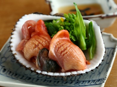 素材が持つ本来の味を真っ直ぐに堪能『赤貝造りとアスパラ菜』