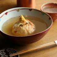 山芋をたっぷりと練りこんでつくる生地にあっても、しっかりと存在感を放つのが肉厚な伝助穴子。姿が見えずとも伝助穴子の食感や味わいが際立つよう、絶妙な配合が施されています。