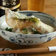 太刀魚は大き目にカットして揚げる事で、蒸し上げたように仕上がります。フワッとした食感と、粗めのおろしを入れたポン酢との絶妙な掛け合いが絶品。味や食感の対比に舌鼓を打ち、驚くほど箸が進みます。