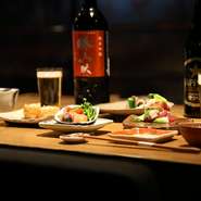10年以上かけ数多くの魚を実際に捌き調理してきた料理人兼オーナーが直接仕入れています。さらに、魚と融合させることで旨みを引き出す素材を厳選。培ってきた経験こそが【魚料理あぎやお】の根底を支えています。