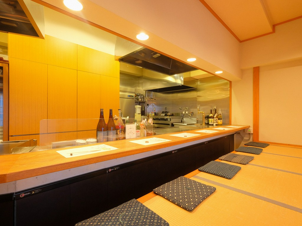 広々としたカウンタータイプの座敷席、0歳児の利用も対応可能