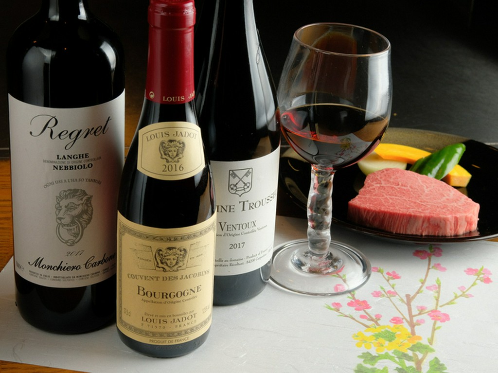 肉との相性を考え選ばれた、フランスをはじめとする各国のワイン