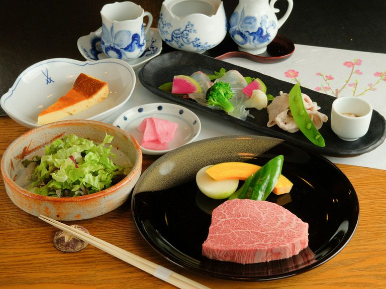 とろけるようなやわらかさのA5ランク黒毛和牛。目の前の鉄板で焼き上げ提供される『7000円コース』