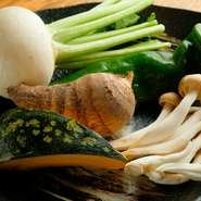 前菜として、また肉と一緒に焼き野菜として提供される、京都産を中心に揃えられた季節の野菜。「聖護院かぶ」や「えびいも」「万願寺甘とう」といった京野菜も味わうことができます。