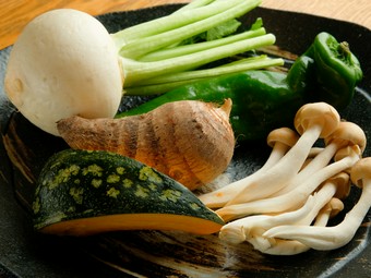 旬を逃さず仕入れられた季節ごとの野菜。自然の恵みを受け元気に育ったみずみずしい『野菜』