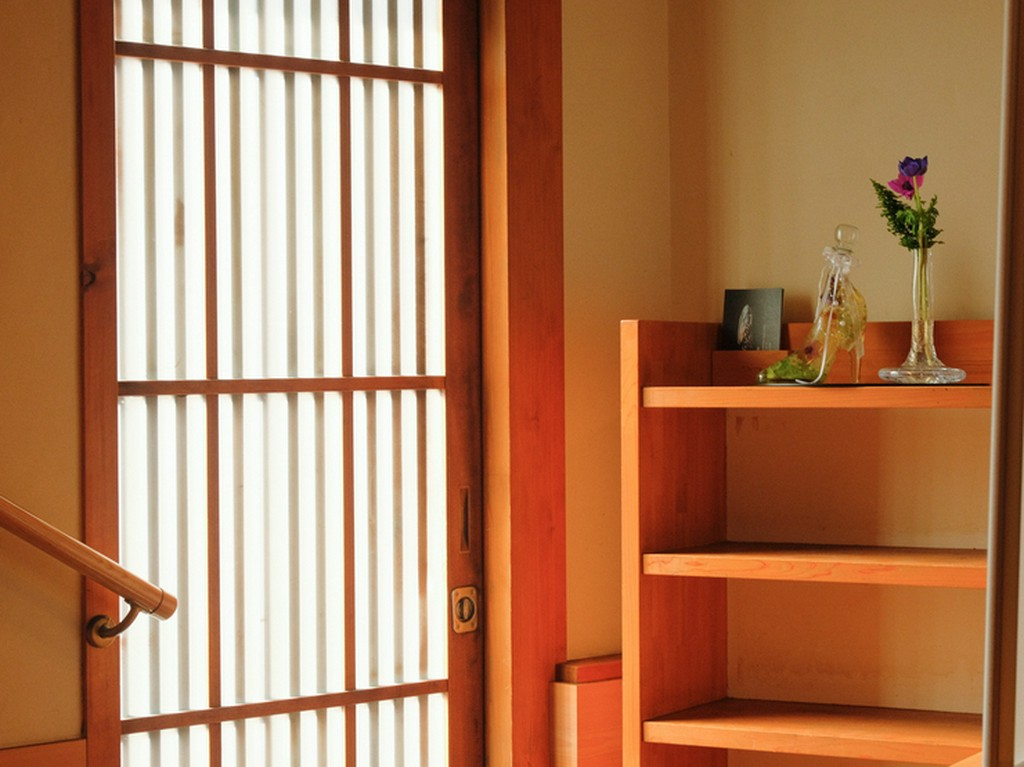 さりげなく飾られた花、ゲストを優しく迎え入れてくれる玄関