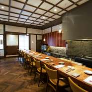 一枚板のカウンター席は視線を遮るものがなく、ゲストは厨房全体を見渡すことができます。スタッフの無駄のない動きやざわめきの中に浸るように、一人の食事を愉しみます。