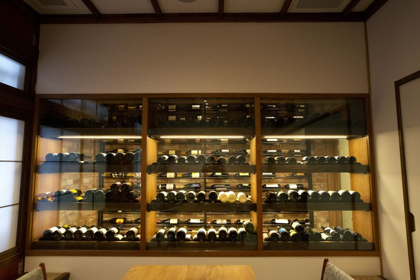 二階には、湿度・温度を管理した魅せるワインセラーを設置