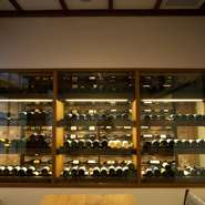 フランス産を中心にイタリア、ニュージーランドなど各国のワインが揃います。二階にはテーブル席も置かれており、セラーがまるで背景の一部のよう。料理に合わせて、オススメを選んでもらいましょう。