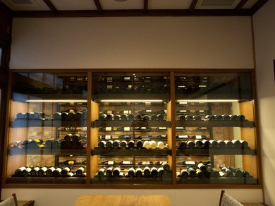 二階には、湿度・温度を管理した魅せるワインセラーを設置