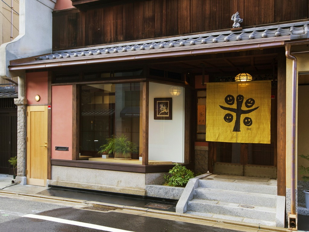 京町家をリノベーションし、現代の街に溶け込ませる