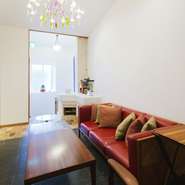 階段を上がりると、シャンデリアが飾られている暖炉とソファー席があります。その奥には、4名様掛けのテーブル席を2卓置いた個室をご用意。接待や商談、記念日や家族の食事会などに利用されています。