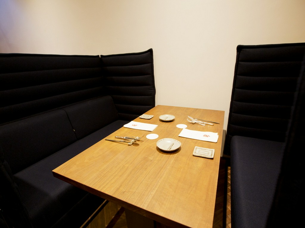 二人の時間もキッチンのライブ感も愉しめるハイバックソファー