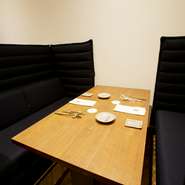 一階にはハイバックソファー席が置かれ、周囲の視線をあまり気にすることなく食事ができます。そのため、デートに最適。カウンター席の後ろに配置されているため、調理中のライブ感を知ることができます。