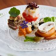 一皿の中に、生ウニ、キャビア、自家製カラスミなど存在感の強い食材が使われていますが、それぞれ主張しすぎることなく全体のバランスが保たれた逸品となっています。
※画像は一例です。季節に応じて変わります。