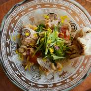 ふぐを食べ尽くすために考えられた、サラダ仕立ての一品。3種類の皮は、それぞれ揚げたり炭火で焼いたり。白子や骨周りの身は炭で焼き、白身は刺し身でいただきます。
※画像は一例です。季節に応じて変わります。