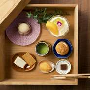 食事の最後に、大人の女性が思わずはしゃいでしまいそうになるデザートが登場。アイス、チョコ、生菓子、焼菓子などさまざまな種類を一度に愉しむことができます。
※画像は一例です。季節に応じて変わります。